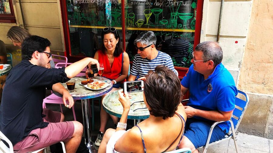 Barcelona: Street Food & Sightseeing Tour with Local Market - The role of the guide