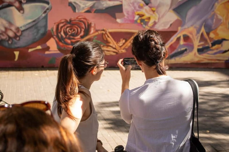 Barcelona | StreetArt Bike Tour Moco Museum - El Beso, the cathedral, and the final sights