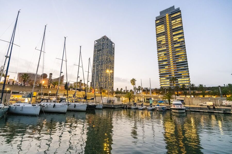 Barcelona Sunset Sailing with Gin Tonic Workshop Option - Group size, comfort, and the private club check-in