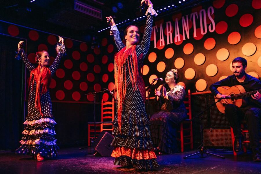 Barcelona: Tapas and Flamenco Experience - Dinner at Travellers Nest Bar