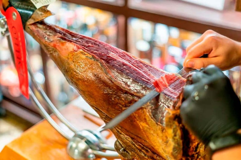 Barcelona: Tapas and Wine with Flamenco Show in the Old Town - Santa Maria del Mar and the old Born quarter