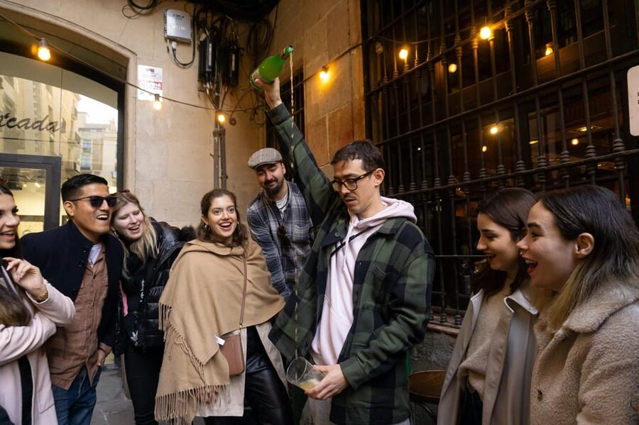 Barcelona: Tapas Tour with Food Tastings and Drinks - Key points at a glance
