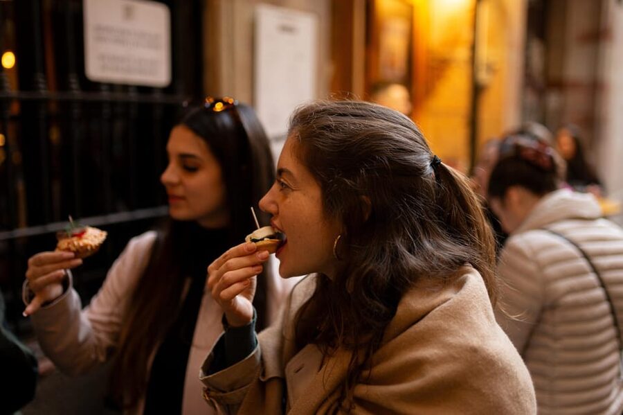 Barcelona: Tapas Tour with Food Tastings and Drinks - What lands on the table
