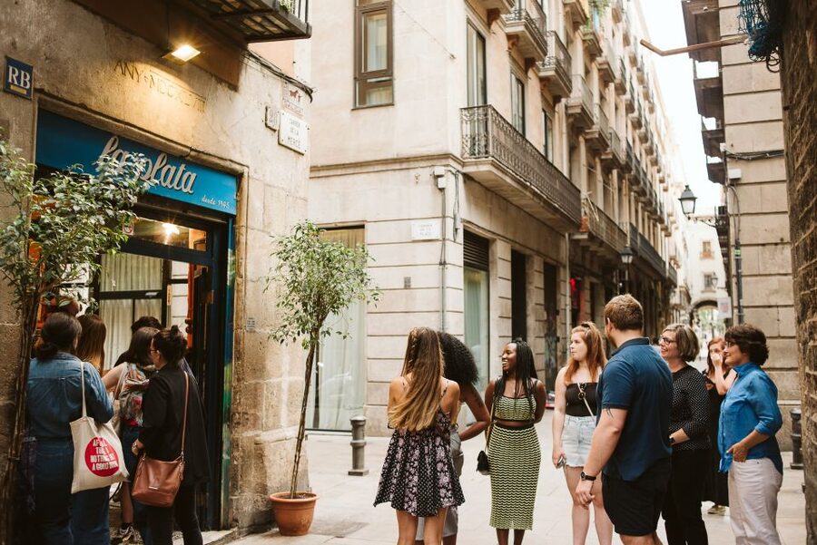 Barcelona: Tapas, Wine & History Tour of the Old Town - La Plata and the four-dish menu