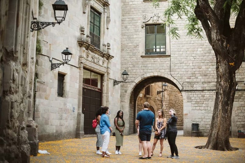 Barcelona: Tapas, Wine & History Tour of the Old Town - How much food and drink should you expect?