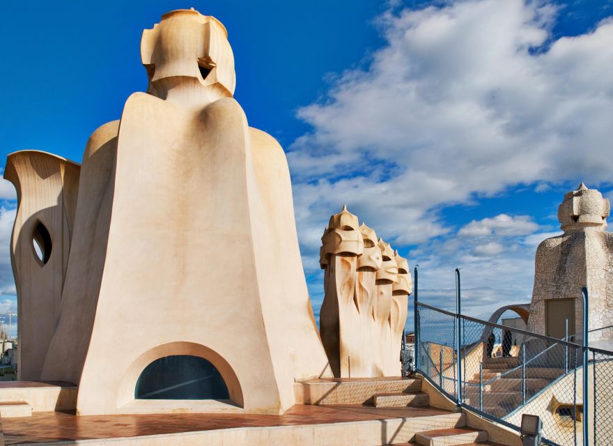 Barcelona: The Genuis of Gaudi & Modernist Architects Tour - The extra stop and the route to Plaça de Catalunya