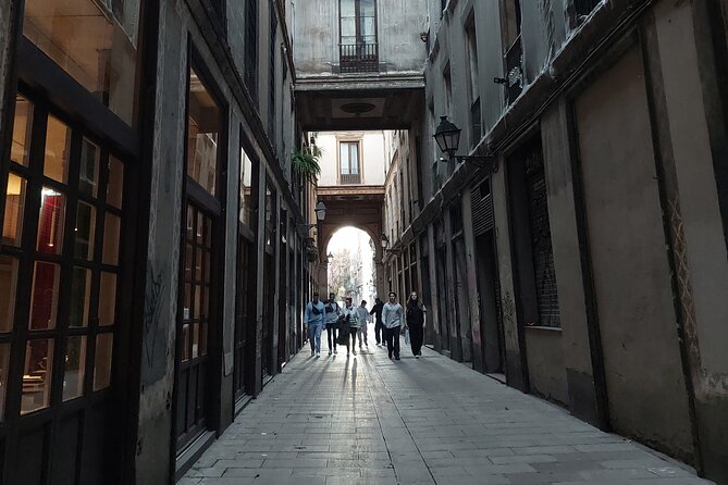 Barcelona Tour And Photoshoot in Gothic Quarter - The Jewish Quarter and El Call