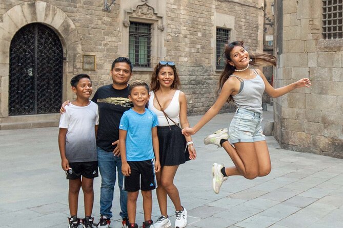 Barcelona Tour And Photoshoot in Gothic Quarter - Finishing at Plaça de Sant Jaume