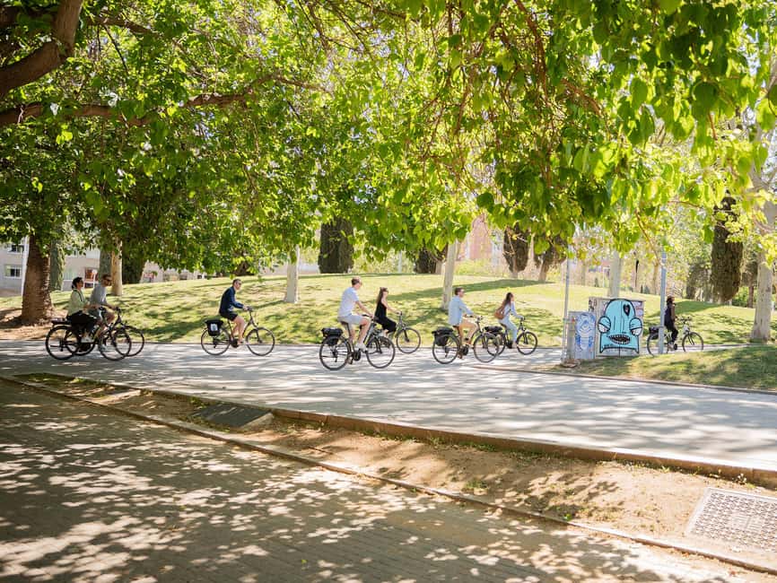 Barcelona: Undiscovered Secrets of Picasso on E-Bike - Guide style, languages, and group size