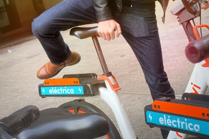Barcelona Urban Planning Tour - Towards a Sustainable Smart City - Walking or arranging an eBike