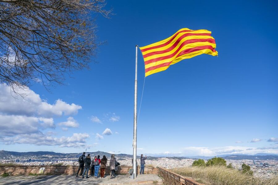 Barcelona: Walking tour with Montjuic Castle & Cable Car - Starting at Las Ramblas and La Boqueria