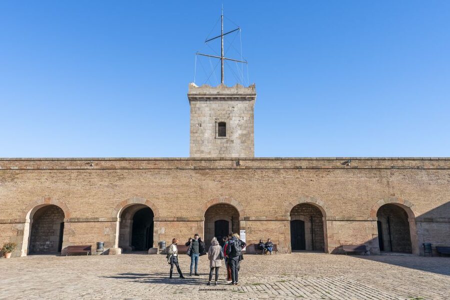 Barcelona: Walking tour with Montjuic Castle & Cable Car - Exploring Montjuïc Castle and its dungeons