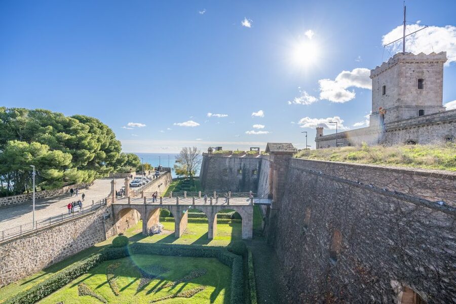 Barcelona: Walking tour with Montjuic Castle & Cable Car - Which travelers will get the most from this route
