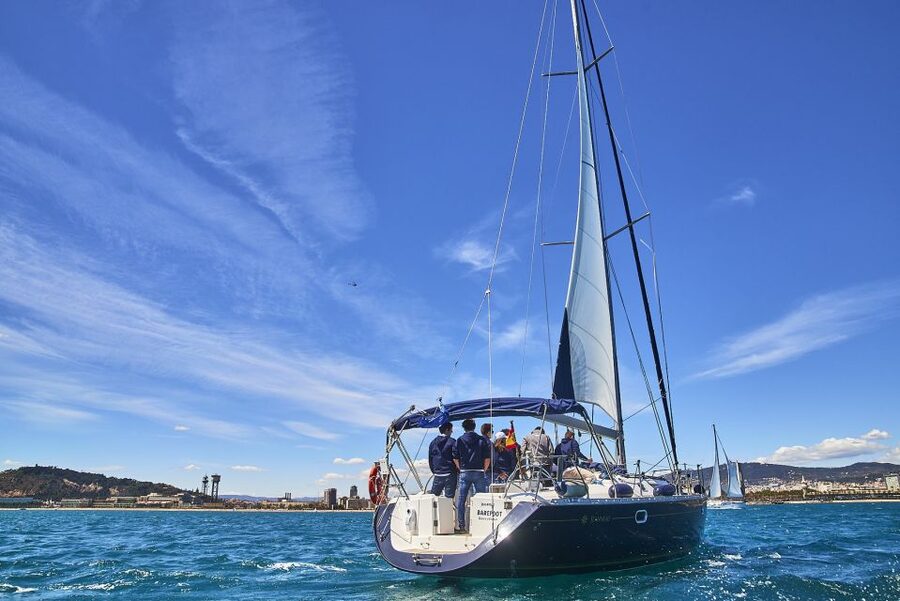 Barefoot: Private sailing cruise in Barcelona - Choosing between sailing and relaxing