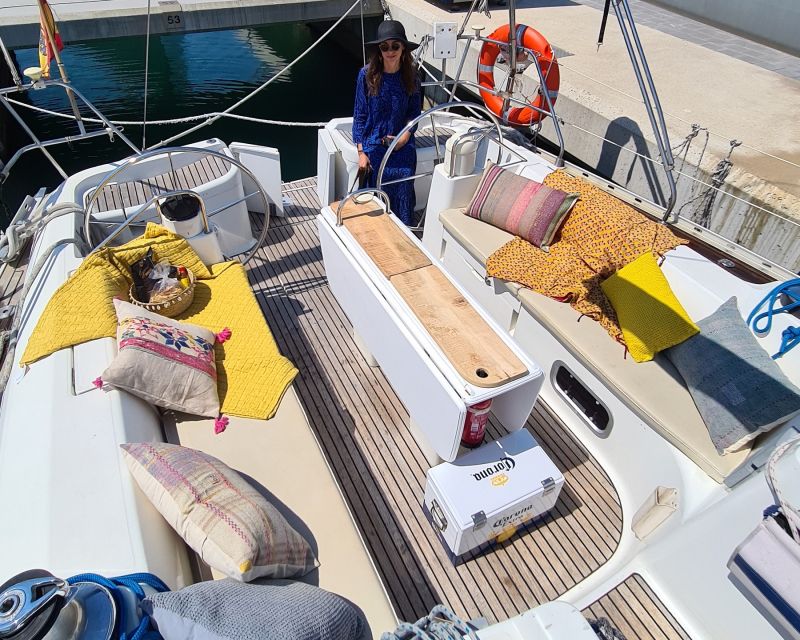 Barefoot: Private sailing cruise in Barcelona - The optional 30-minute bathing stop