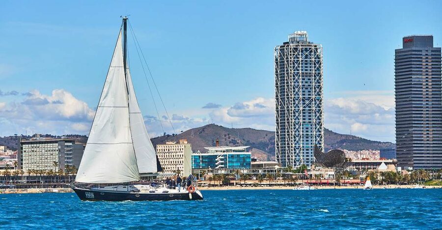 Barefoot: Private sailing cruise in Barcelona - Life aboard the 14-meter sailboat