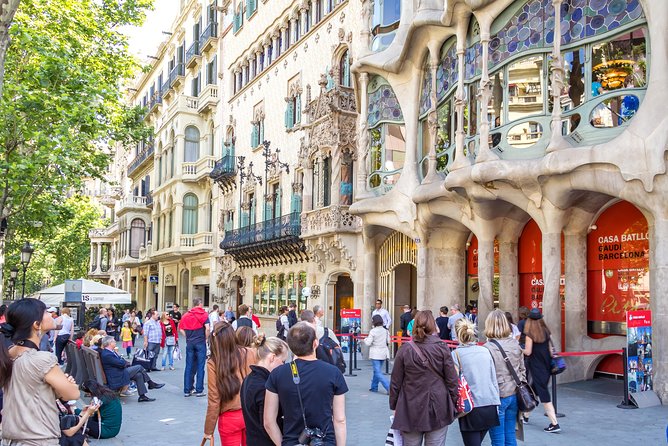 Best of Barcelona Excursion with Optional Attractions Tickets - How the vehicle and group size affect the day