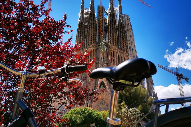 Bike and Sailing Tour in Barcelona - Two hours by bike through Barcelona’s old core
