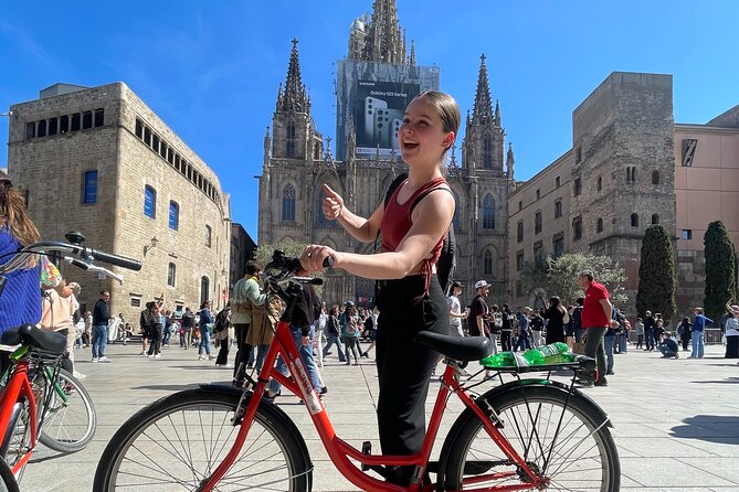 Bike Tour in Barcelona: History, Architecture and Culture - Sagrada Familia: a 20-minute introduction to Gaudí