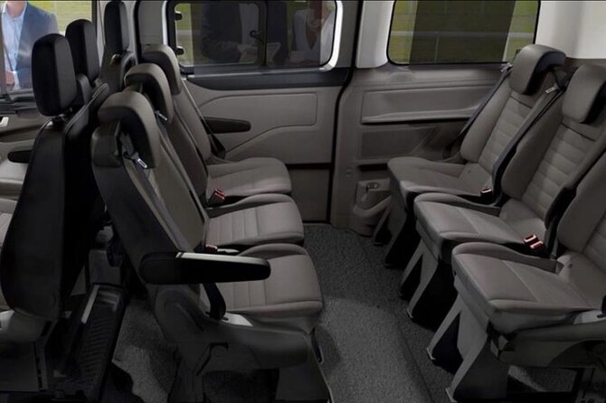 Book Private transfer from Barcelona airport to City - Flight tracking and the 60-minute waiting period