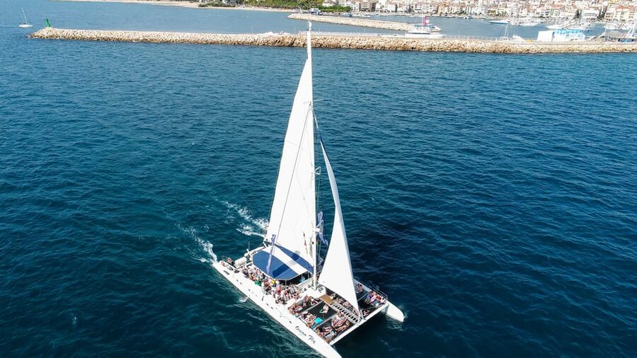 Cambrils: Costa Daurada Sail Catamaran Cruise - An open bar with a holiday feel