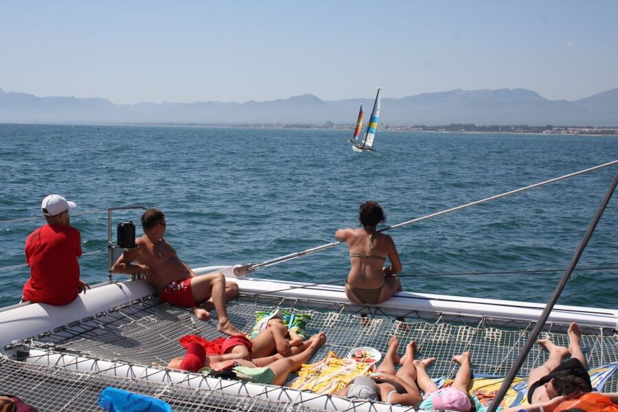 Cambrils: Costa Dorada Catamaran Day Cruise with BBQ Lunch - Crew, languages, and the social atmosphere