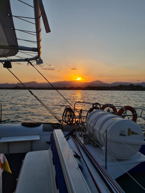 Cambrils: Costa Dorada Sunset Catamaran Cruise with Drinks - Returning to Cambrils with the coast behind you