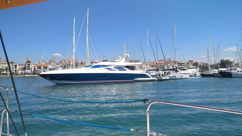 Cambrils/Salou: Coastline Catamaran 2h with drinks, pickup - What I would expect on the day