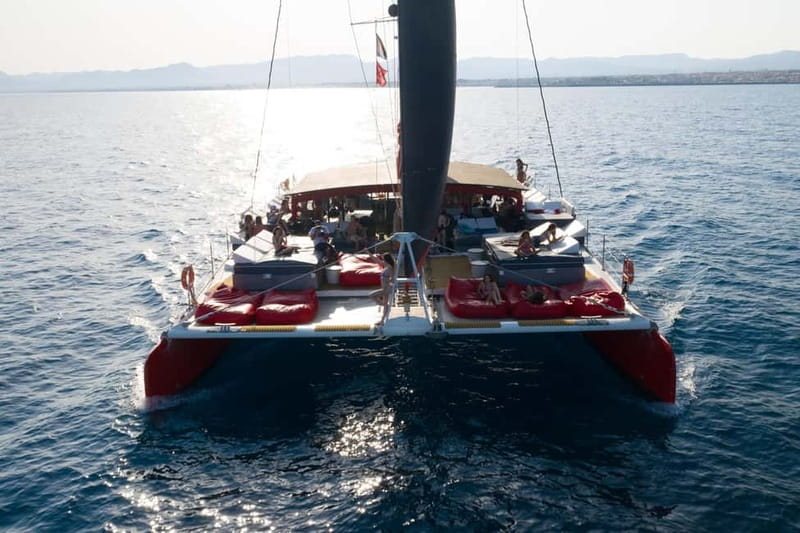 Cambrils/Salou: Coastline Catamaran 2h with drinks, pickup - The first 40 minutes: Costa Dorada from the sea