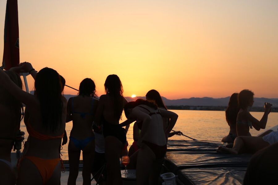Cambrils: Sunset Catamaran Cruise with Drinks - The atmosphere: relaxed music, helpful bar staff
