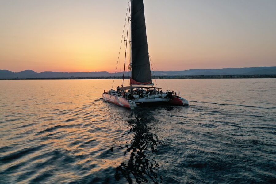 Cambrils: Sunset Catamaran Cruise with Drinks - What happens at the Cambrils meeting points