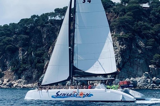 Catamaran ride -Costa Brava with barbecue and drinks. Familiar. - Music, dancing, and the return to Lloret