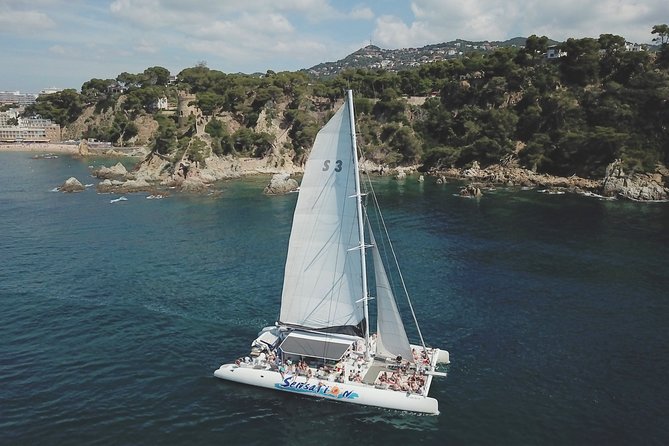 Catamaran trip with other groups along the Costa Brava. Saturday. - Who will enjoy this Saturday sailing