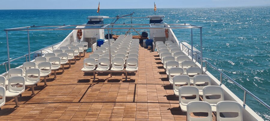Costa Daurada Cruise with BBQ Lunch - Barbecue lunch at a proper table