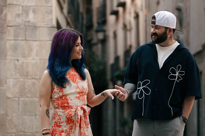 Couples Photoshoot Barcelona - Walking the Gothic Quarter for changing backdrops