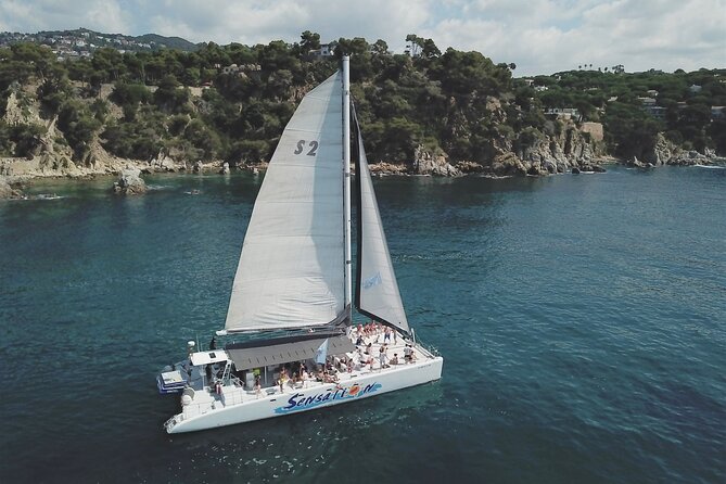 Departure in Catamaran young atmosphere at noon - What kind of boat trip is this?