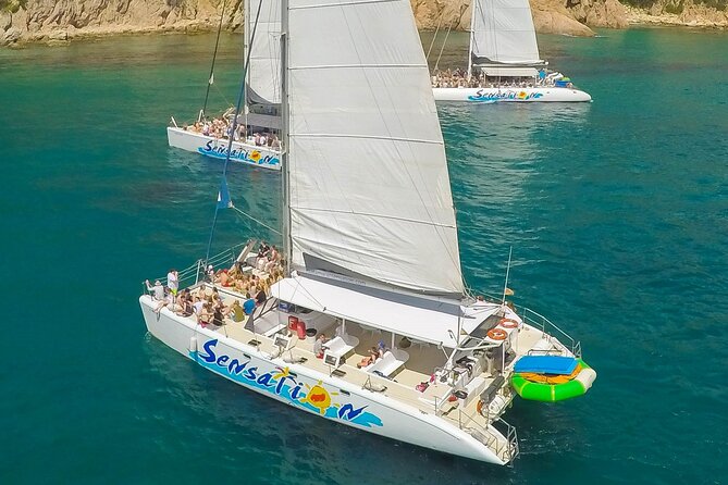 Departure in Catamaran young atmosphere at noon - The cove stop: mats, masks and a springboard
