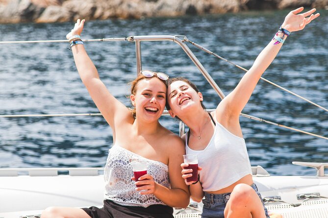 Departure in Catamaran young atmosphere at noon - Who will enjoy this catamaran most?
