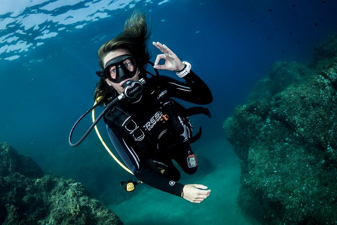 Discover PADI Diving in Barcelona - The first hour: equipment, signals, and nerves