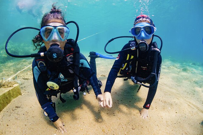 Discover PADI Diving in Barcelona - Entering the water with an instructor