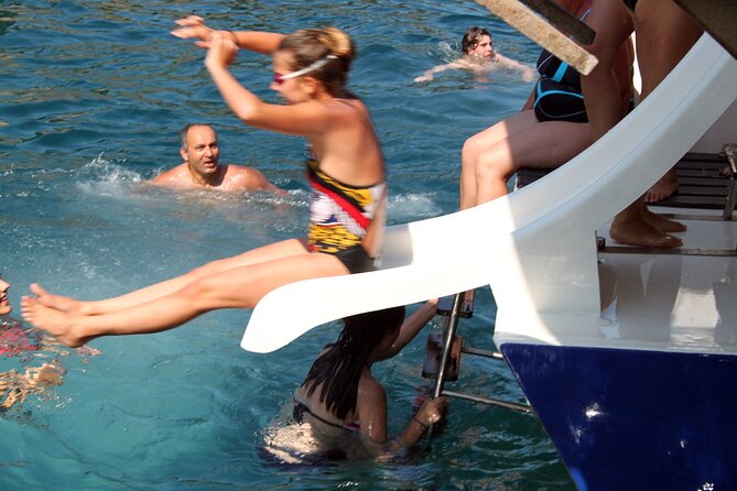 Discover secrets of the sea swimming cave and underwater vision - The El Gato rock formation