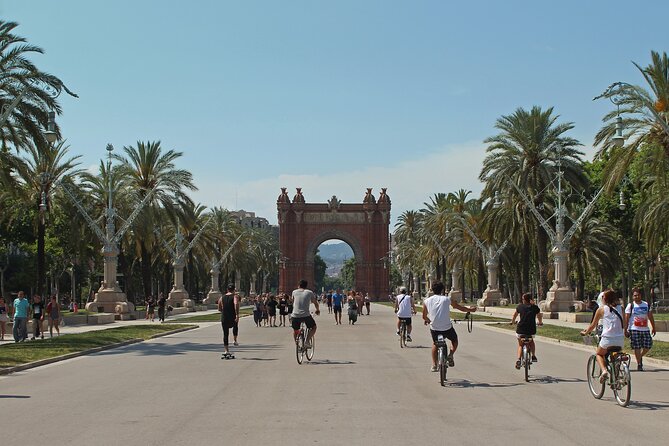 E-Bike Barcelona Highlights & Park Guell in Small Group - Starting at Plaça Reial and learning the bike
