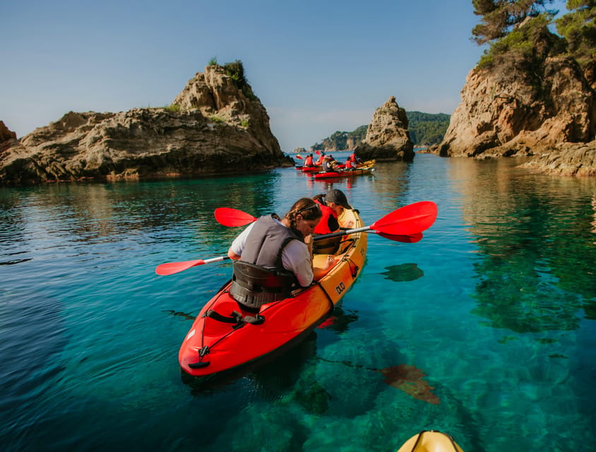 EXCURSION GUIADA EN KAYAK - INICIACIÓN 1h 15m - Paddling between the Costa Brava rocks