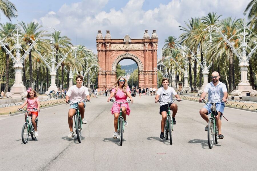 Explore Barcelona by Bike & Photo Shooting - Starting at Plaça George Orwell