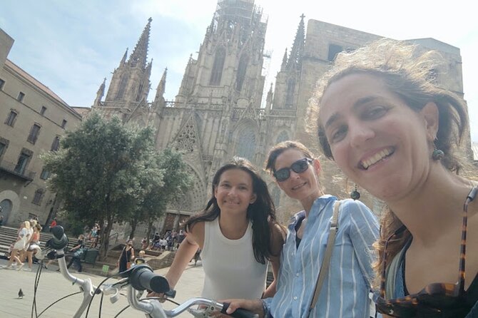 Familly friendly traditions & food tour: tailored tapas & games! - Finding the old lanes of El Born