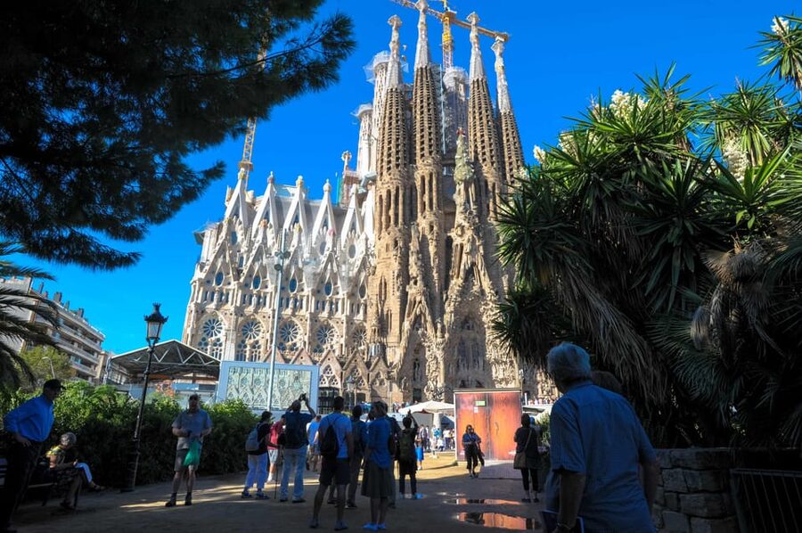 Fast Track: Sagrada Familia & Barcelona Full-Day Tour - Why this full-day route works in Barcelona