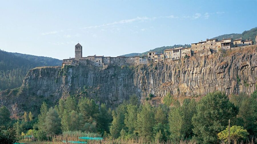 From Barcelona: Besalú & Medieval Towns Tour w/ Hotel Pickup - What the minivan and timing mean