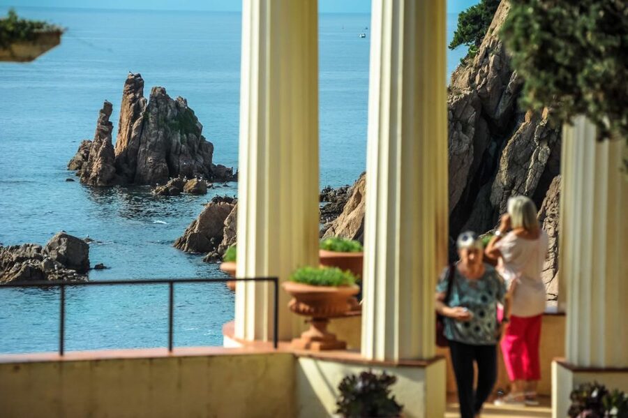 From Barcelona: Costa Brava Day Tour with Lunch - The guide makes the schedule easier