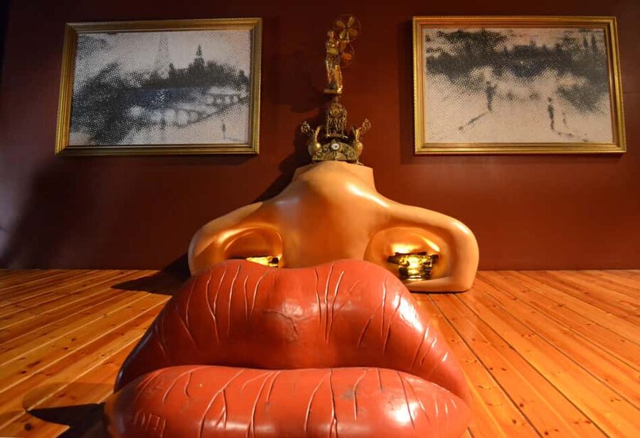From Barcelona: Girona and Dalí Museum Small-group Day Tour - The 45-minute orientation and 90 minutes on your own