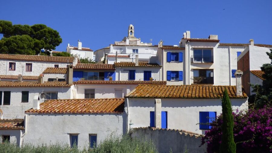 From Barcelona: Girona, Figueres, Dalí Museum, and Cadaqués - How to use your hour in Cadaqués
